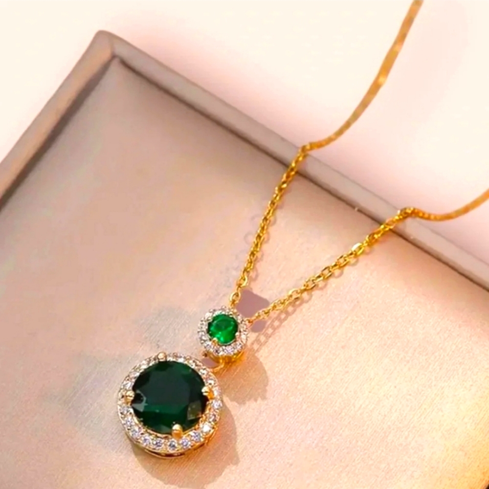 NWT Elegant Gold Toned Necklace With Green Gemstone